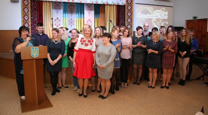 Низький уклін учителю,  який дарує нам крила щодня